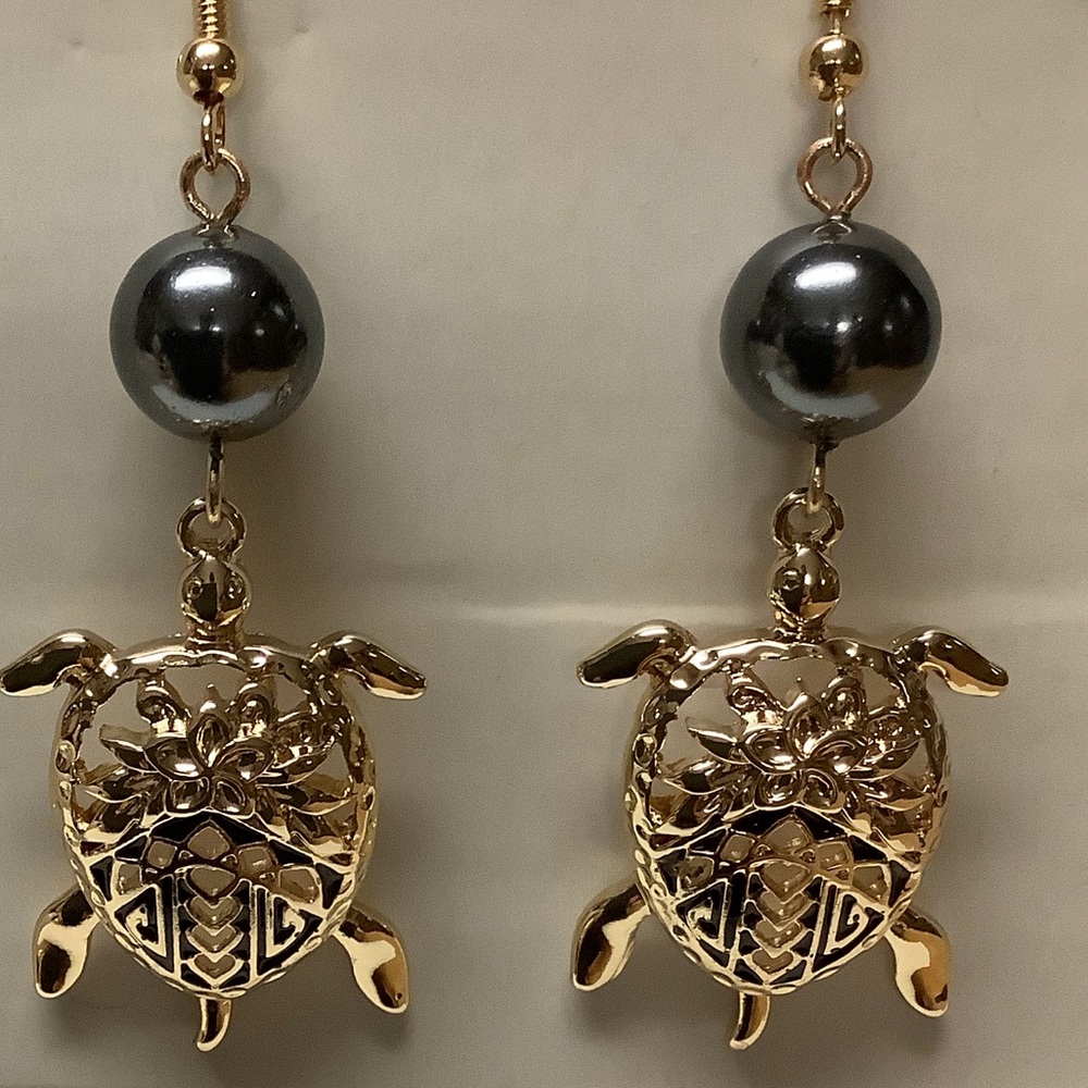 ❤️ Enameled Tribal Turtle Earrings